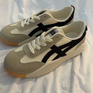 New woman sneaker size 8